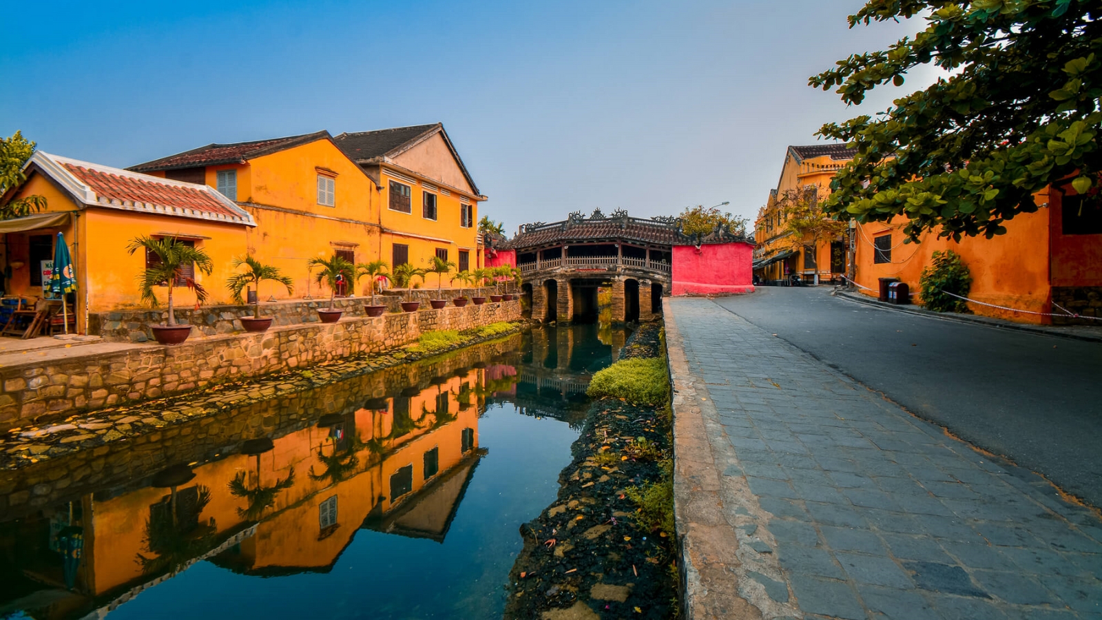 Hue and Hoi An At A Glance
